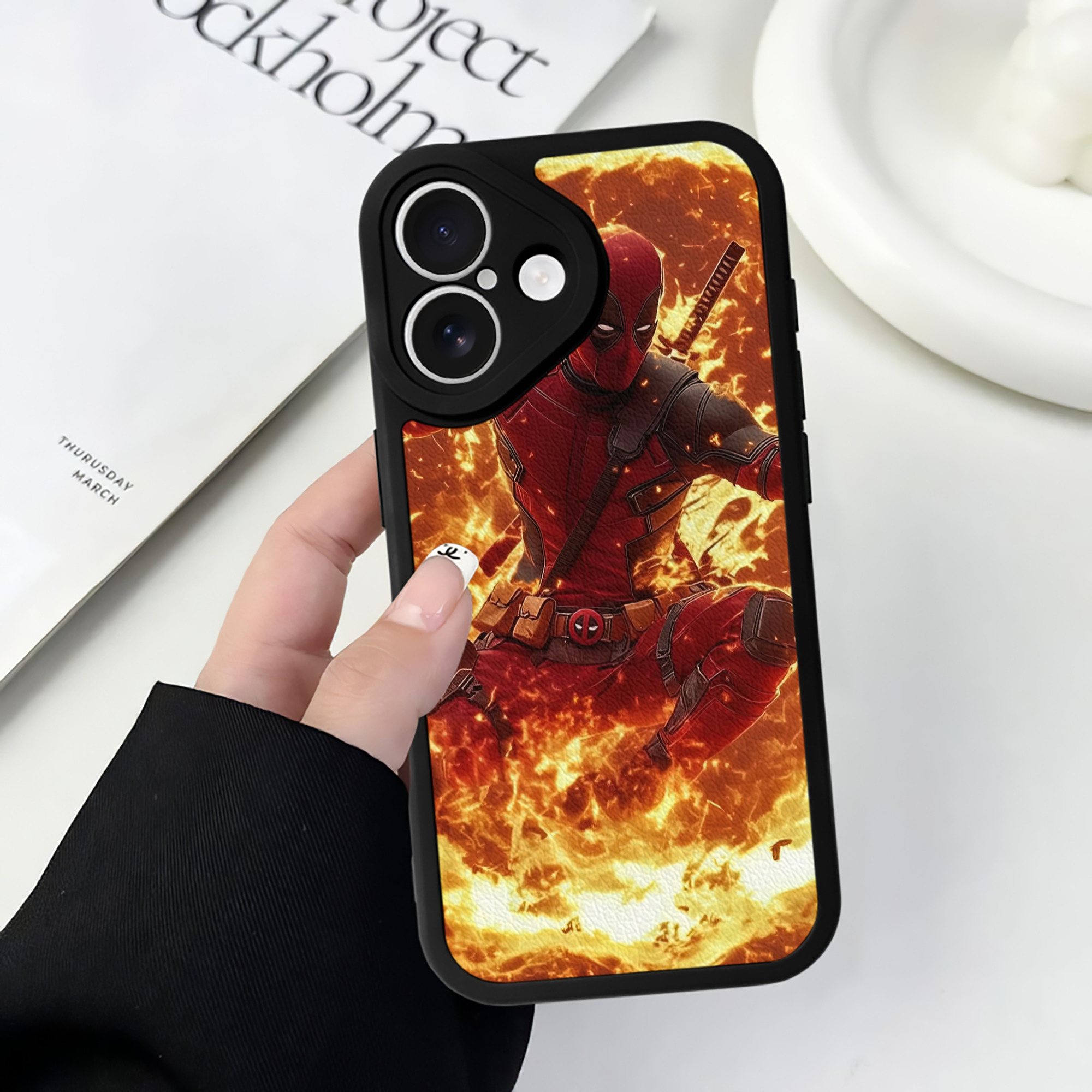（画像用） Deadpool デッドプール 【iPhone 16シリーズ対応】シリコンスマホケース（レザー調） 材質：シリコン